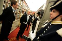 Den dåvarande ständige sekreteraren Horace Engdahl i samspråk med kung Carl XVI Gustaf vid Svenska Akademiens högtidssammankomst den 20 december 2005.