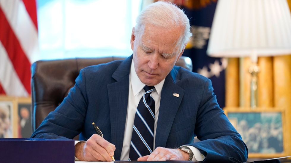 USA:s president Joe Biden undertecknar lagpaketet med virusstöd till det amerikanska folket. Paketet är värt 1 900 miljarder dollar.