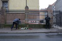 Blommor framför synagogan där en vakt sköts till döds under natten mot söndagen.