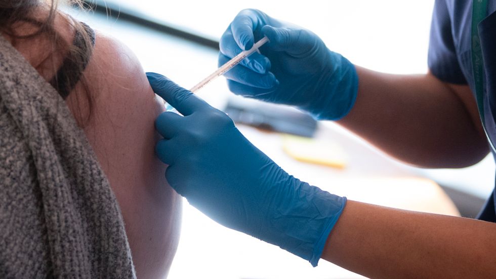 En person som tillhör en riskgrupp vaccineras mot covid-19 i Sollentuna norr om Stockholm. Bilden är från den 2 mars.