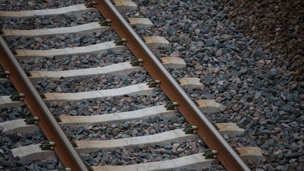 Gummimattor som Trafikverket lagt ut på järnvägsspår minskar antalet obehöriga på spåren. Arkivbild.