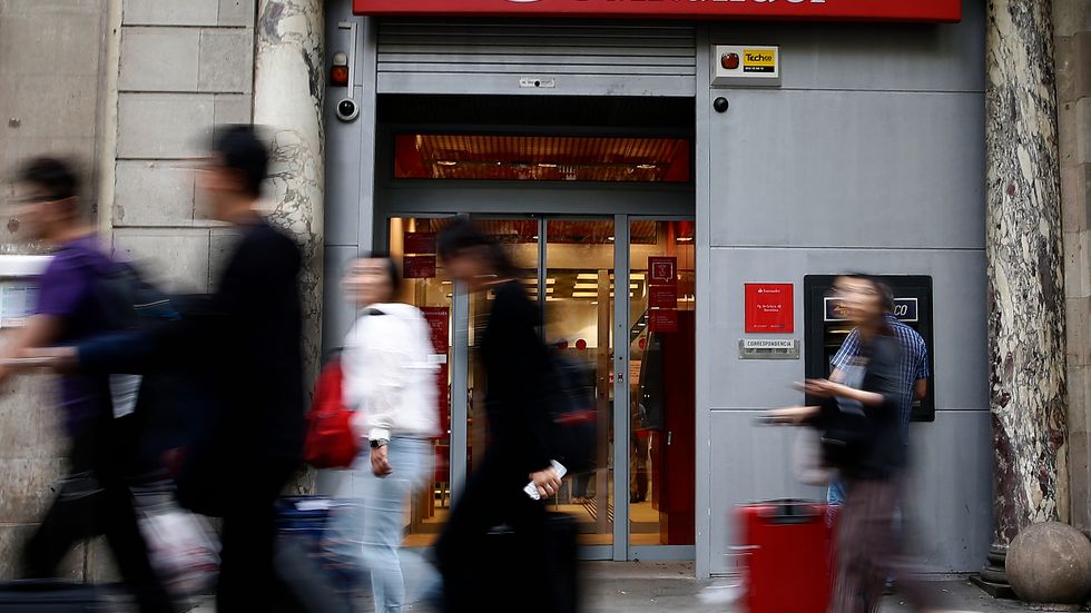 Santander har gjort upp med fack om att stänga 1 150 bankkontor i Spanien. Arkivbild
