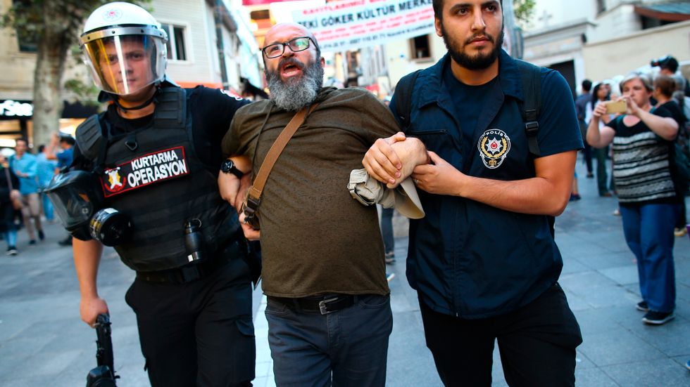 Säkerhetsstyrkor för en bort en av de protesterande utanför Istanbuls nya flygplats. Totalt greps omkring 600 personer i samband med protesterna. 160 av dem har nu släppts.