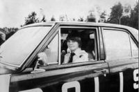 Monica Dahlström-Lannes sitter bekvämt i Saabstolar i en Plymouth Valiant 1968. Hon började arbeta som vålds- och sexualbrottsutredare i mitten av 1970-talet och lämnade då uniformen i garderoben.