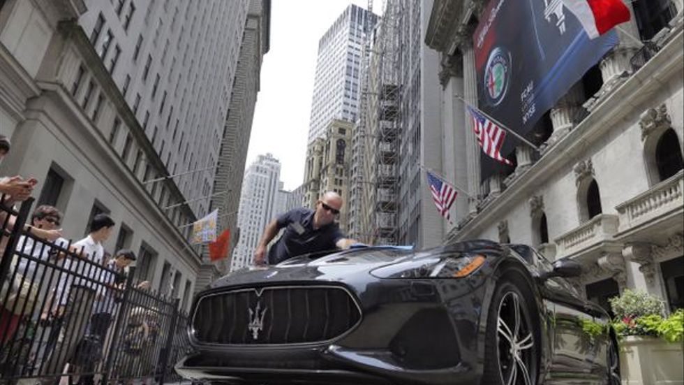 En Maserati – ett av märkena som ingår i fusionssamtalen – visas upp framför New York-börsen. Arkivbild.