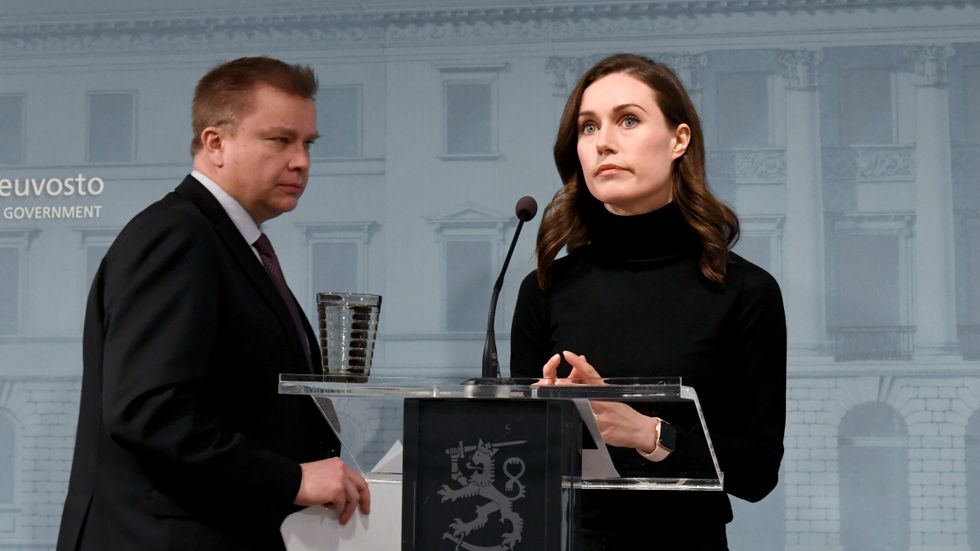 Finlands premiärminister Sanna Marin, och landets försvarsminister Antti Kaikkonen meddelar på en presskonferens att man beslutat att sända vapen till Ukraina.