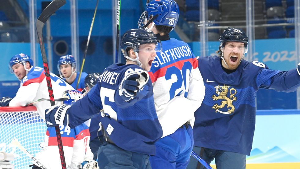 Finländskt jubel. Sakari Manninen och Markus Granlund firar 1–0-målet i semifinalen mot Slovakien.