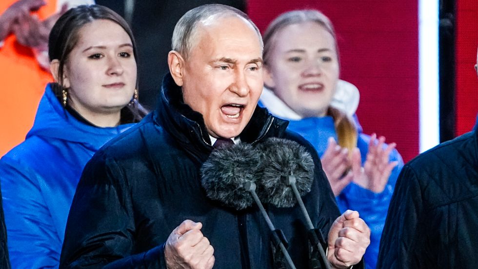 Vladimir Putin gör segertecken efter ryska valet och firar samtidigt tioårigt jubileum av Krimannekteringen.