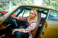 Sofia Helin sitter i den Porsche som användes av hennes rollfigur Saga Noren i tv-serien Bron.