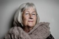 Efter femton år är Barbro Lindgren (f  1937) tillbaka med en ny diktsamling. Sedan debuten 1965 har hon givit ut ett hundratal titlar –  bilderböcker, lyrik, teaterpjäser, ungdomsböcker – som har översatts till cirka 30 språk. År 2014 tilldelades hon Litteraturpriset till Astrid Lindgrens minne, Alma. 