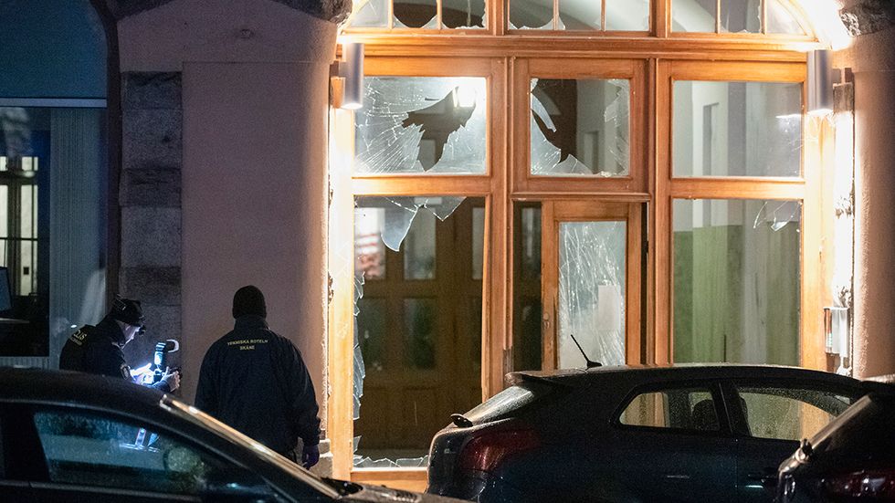 Polisens kriminaltekniker på plats där en entré har skadats vid en explosion på Drottningtorget i Malmö den 1 november. 