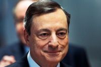 ECB-chefen Mario Draghi och hans direktion väntas trots tecken på en konjunkturinbromsning fasa ut ECB:s stödköpsprogram till årsskiftet. Arkivbild