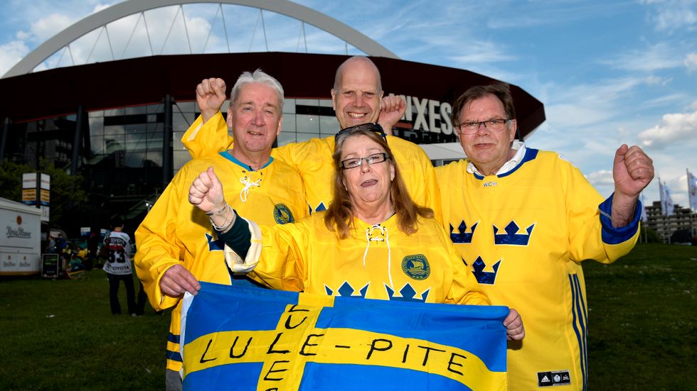 Fyra svenska supportrar i Köln: Kent Ögren, S-G Pettersson, Anita Lindfors och L-O Pettersson.