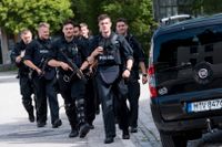 Poliser vid pendeltågsstationen i München.