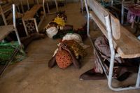 Oroligheter och militant islamistisk extremism har tvingat upp emot en halv miljon att lämna sina hem i Burkina Faso. Ofta sker angrepp mot skolor, i bilden från FN-organet Unicef över skolbarn på att ta skydd vid en attack. Tusentals skolor har stängt under pågående oroligheter. Arkivbild.