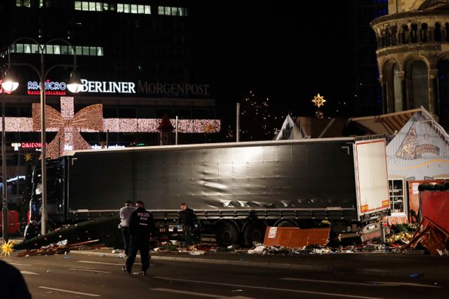 I Berlin på måndagskvällen förbyttes julfriden vid marknaden i blodigt kaos när en svart eller mörk Scania-långtradare plöjde in i folkmassorna.