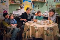Jevgenija med barnen Sasja, Nadezjda, Grigorij och Natalja i hemmets mittpunkt, köket.