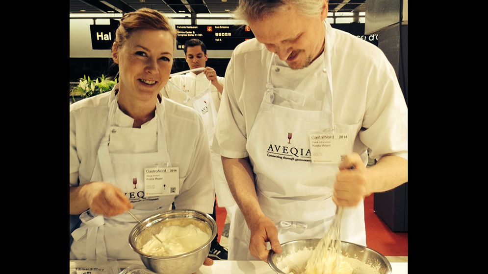 Margit Richert och Patrick Johansson kärnar smör mässan Gastronord