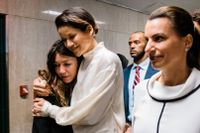 Miriam Haley (t v) kramas om av Tarale Wulff, som också vittnat mot Harvey Weinstein, efter beskedet att Hollywoodproducenten dömts till 23 års fängelse.