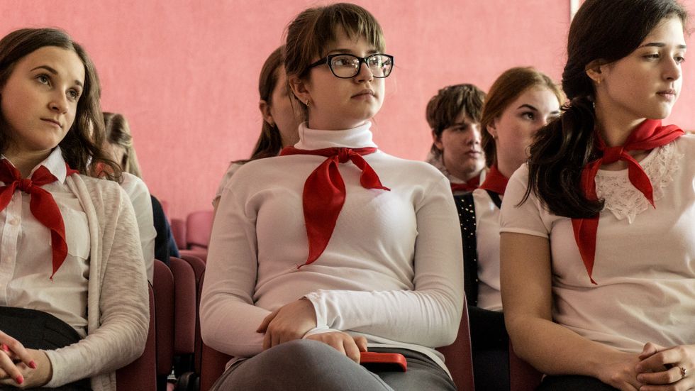 Ungdomar som tillhör organisationen "Unga medborgare i Stalingrad" på Gymnasiet 77.