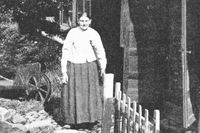Cilla Banck (1830–1906) utanför sitt hem i skånska Arild.