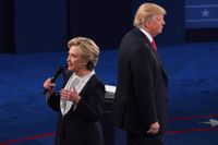 Clinton och Trump under den andra presidentvalsdebatten 9/10 2016.