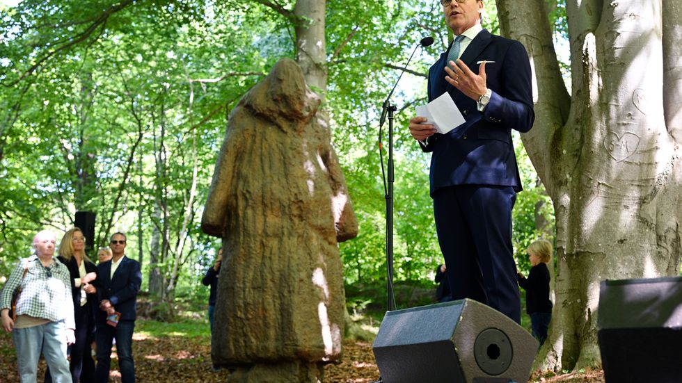 Prins Daniel inviger verket "Osagd" av Charlotte Gyllenhammar i prinsessan Estelles skulpturpark på Djurgården.