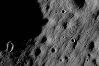 Finns här några värdefulla stenar, tro? Bild tagen av USA:s Lunar Reconnaisance Orbiter 2009.
