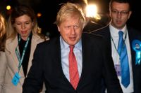 Boris Johnson tillsammans med sin partner Carrie Symonds under valnatten.