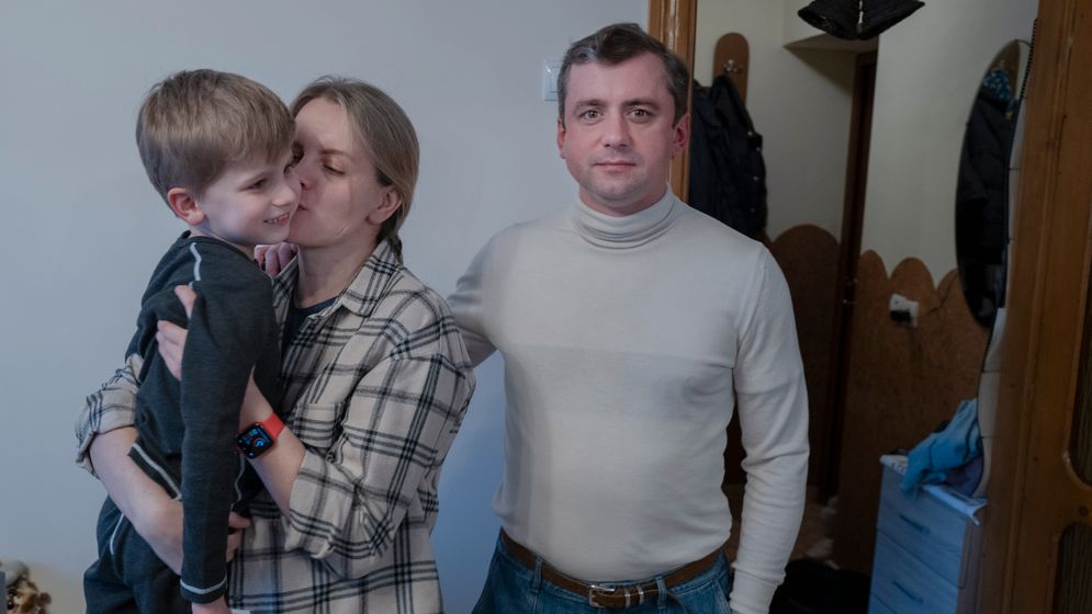 ”Min son måste i säkerhet, han är framtiden”. Taras sätter hustrun Yevgenia och sjuåriga sonen Bogdan på en buss till Polen.