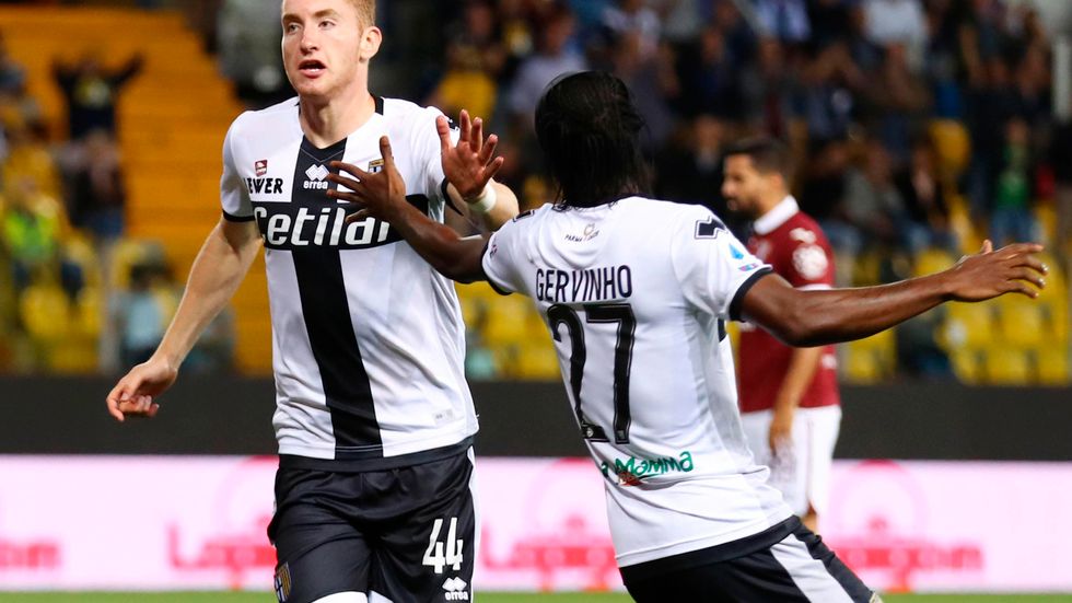 Parmas Dejan Kulusevski firar ett mål mot Torino ihop med Gervinho.