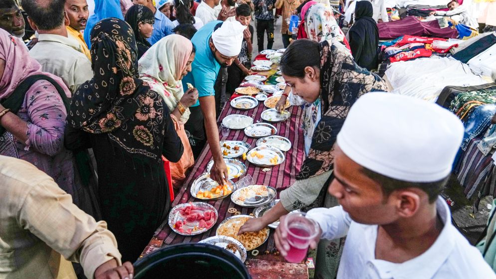 Muslimer i indiska Lucknow, Utter Pradesh, bryter den månadslånga fasteperioden ramadan.