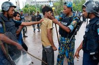 Textilarbetare i industriområdet Ashulia i Bangladeshs huvudstad Dhaka har flera gånger tidigare protesterat mot låga löner, med polisingripande som följd. Bilden är från en liknande händelse sommaren 2010.