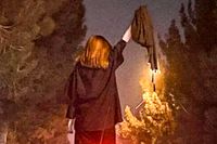 En kvinna i staden Karaj, fyra mil nordväst om huvudstaden Teheran, bränner sin sjal.