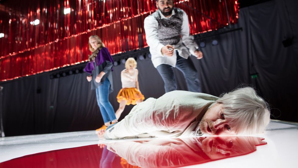 Lena B Nilsson, Javier Perez, Ardalan Esmaili och Jonas Sjöqvist i ”Hamlet” på  Folkteatern i Göteborg.