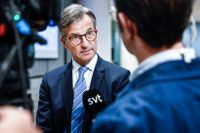 Riksbankschef Erik Thedéen möter media efter att ha presenterat det penningpolitiska beslutet.