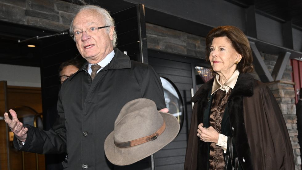 Kung Carl Gustaf och drottning Silvia på besök i Sälen i januari.