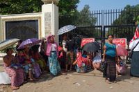 Vänner och familjer till frihetsberövade väntar utanför ett  fängelse i Myanmar.