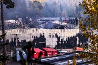 En stor brand uppstod natten mot söndag i en industrilokal i Tumba söder om Stockholm. Räddningstjänsten kunde inte rädda den 5000 kvadratmeter stora lokalen och polisen har inlett en förundersökning om grov mordbrand. 