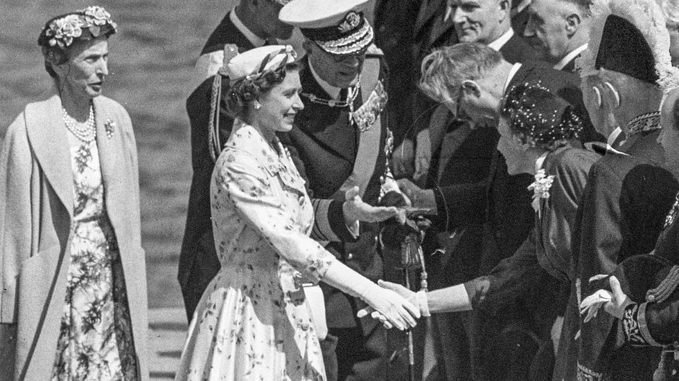 Juni 1956 – det svenska kungaparet drottning Louise och kung Gustaf VI Adolf eskorterar drottning Elizabeth II av Storbritannien som hälsar på den Socialdemokratiske riksdagsledamoten Ulla Lindström som vägrar göra den traditionella hovnigningen.