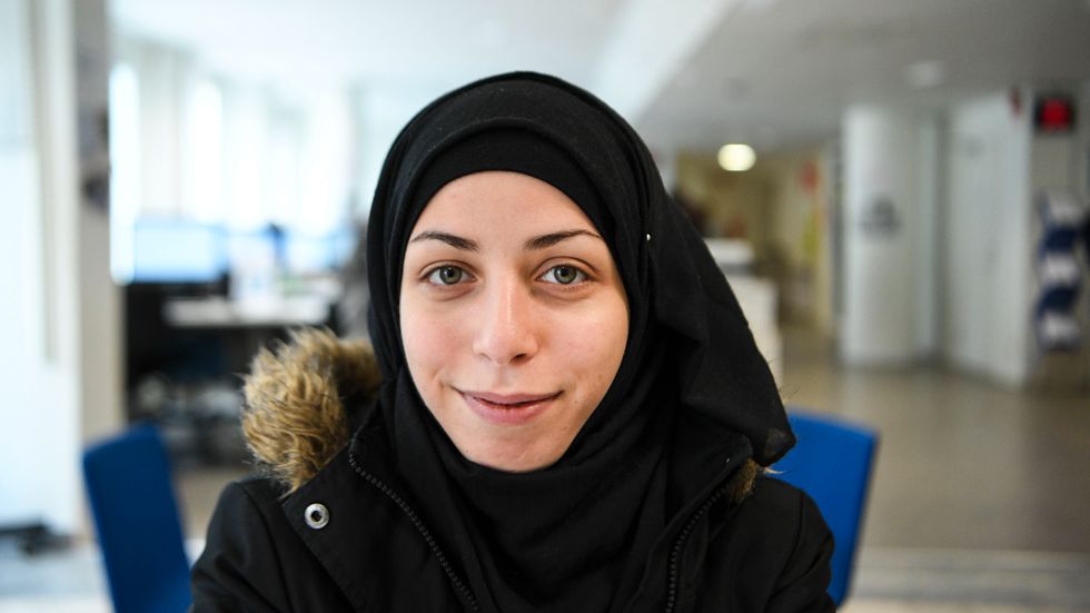 Nour Ghnaim, 24, kom till Sverige från Syrien för tre år sedan. Hon talar svenska, men har hittills bara lärt sig via Youtube. Nu är planen att försöka kombinera deltidsjobb med SFI-studier.