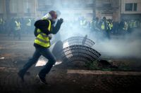 Proteströrelsen Gula västarna har skakat den franska regeringen. Nu aviseras skärpta påföljder för otillåtna demonstrationer. Arkivbild