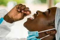 En sjukvårdsanställd tar koleravaccin på ett sjukhus i Malawis huvudstad Lilongwe, den 11 januari 2023.