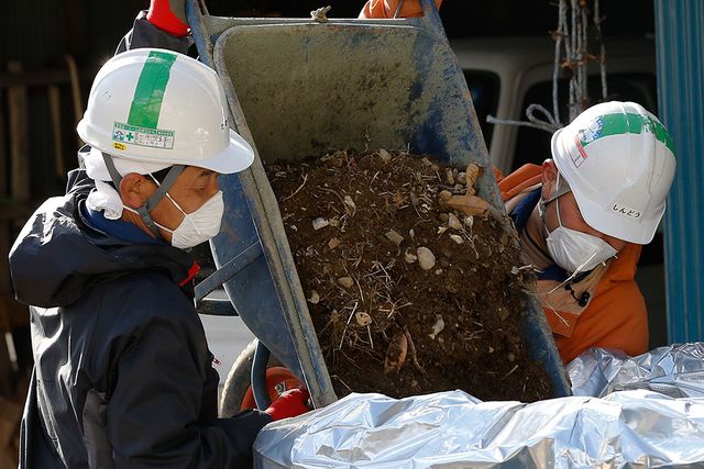 Radioaktiv jord samlas in vid ett privat hus i japanska staden Minamisoma i februari i år. Det har gått fem år sedan kärnkraftsolyckan, men fortfarande arbetar 7000 daglönare med att ta bort jord, växter och torka takpannor i en till synes aldrig sinande kamp mot vindar från Fukushima som orsakar ny kontaminering.