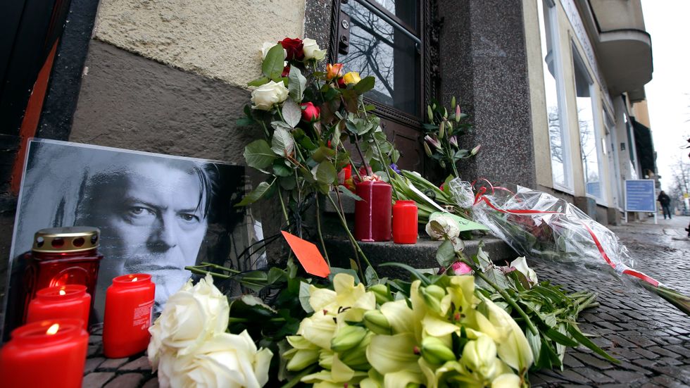 Blommor efter David Bowies död i januari 2016 utanför huset på Hauptstrasse 155 där sångaren bodde under vistelsen i Berlin på 1970-talet.