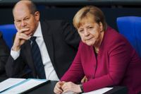 Tysklands förbundskansler Angela Merkel tillsammans med finansminister Olaf Scholz. Arkivbild.