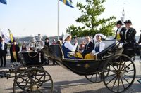Kronprinsessan Victoria, prins Daniel, prinsessan Estelle och prinsessan Madeleine anländer till Skansen i en av hovstallets paradvagnar efter att ha åkt i kortege från Stockholms slott.