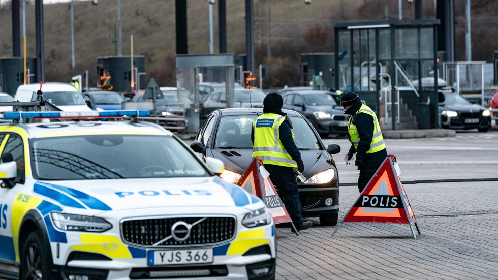 Resenärer på väg in i Sverige möter polis och passkontrollanter på Lernacken, vid Öresundsbron.