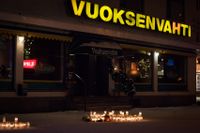 Ljus tändes på gågatan utanför restaurangen där morden skedde.