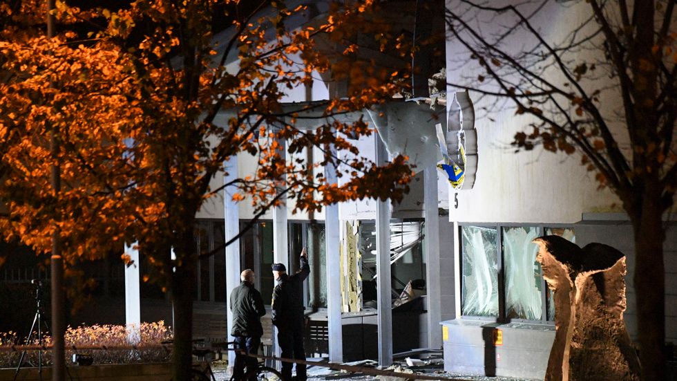 Polisens bombtekniker och kriminaltekniker i arbete vid den sprängda entrén till polishuset i Helsingborg oktober 2017. Arkivbild.